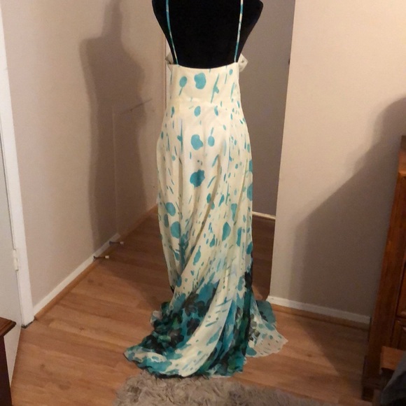 Stunning Couture gown with small train. - Picture 4 of 7